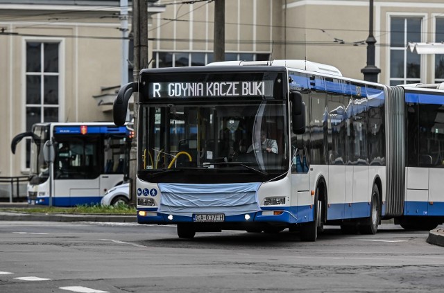 15.04.2020 gdyniakampania informacyjna przypominajaca mieszkancom o obowiazku uzywania maseczek ochronnych zaslaniajacych usta i nosna zdjeciu: autobus komunikacji miejskiej z zalozona maskafot. przemek swiderski / polska press / dziennik baltycki