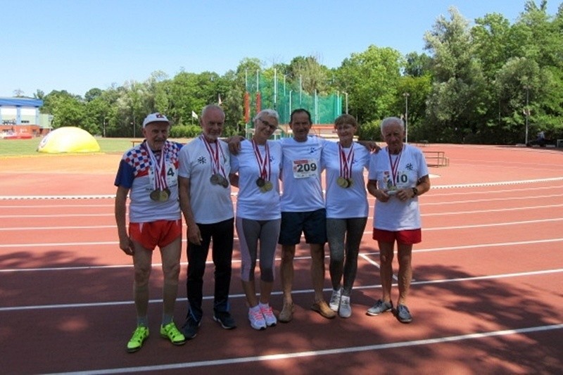 Sportowcy weterani z powiatu skarżyskiego wrócili z mnóstwem medali z mistrzostw Polski w Białymstoku