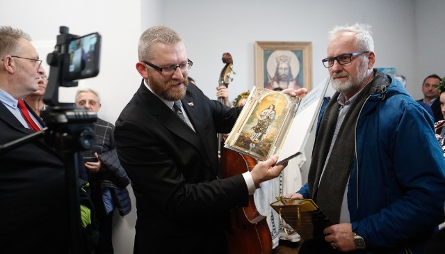 W poniedziałek na ul. ul. Słowackiego 8 w Rzeszowie (na przeciwko ratusza), oficjalnie otworzono biuro poselskie posła Konfederacji - Grzegorza Brauna. Przypomnijmy, że do Sejmu dostał się on będąc  „jedynką” na liście tej partii na Podkarpaciu. Otwarcie poprzedziła msza św. św. trydencka w intencji ojczyzny, odprawiona w kościele pw. Świętego Krzyża przy ul. 3-go Maja przez ks. Marcina Dunaja. Ksiądz dokonał też poświęcenia biura. Na otwarciu lokalu pojawiło się wielu działaczy podkarpackiej Konfederacji oraz Ruchu Narodowego.  Wśród gości znalazł się m.in. profesor Andrzej Zapałowski, który również kandydował do Sejmu w ostatnich wyborach parlamentarnych. Niespodzianką dla wielu była obecność Wiesława Buża, byłego radnego Rady Miasta Rzeszowa, a obecnie posła SLD.