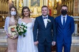 Wzięli ślub mimo pandemii koronawirusa. Ceremonia w maseczkach i transmisja online dla rodziny i znajomych [ZDJĘCIA]