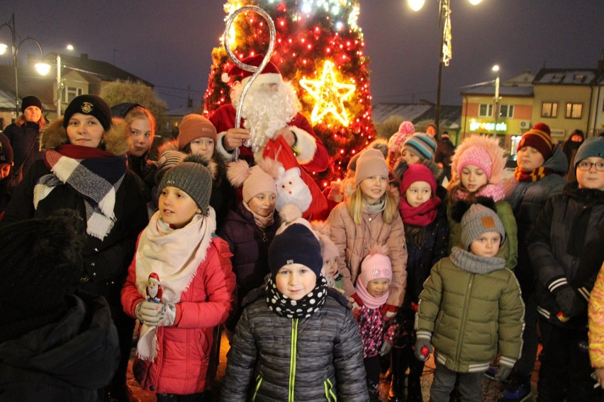 Dzieci i burmistrz Wodzisławia rozświetlili choinkę na...