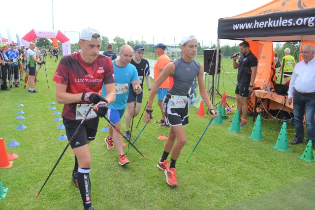 Raz w roku Żołędowo urasta do rangi polskiej stolicy nordic walking. Tu właśnie gmina Osielsko wraz  z Polską Federacją Nordic Walking  zapraszają na mistrzostwa kraju w tej dyscyplinie sportu. I miłośnicy marszów z kijkami chętnie tu przyjeżdżają. Certyfikowany tor NW, który rozpoczyna się i kończy na stadionie w Żołędowie  - świetnie przygotowany, płaski, głównie leśny, o miękkim podłożu, więc bezpieczny dla stawów - uznawany jest za bardzo szybki. Dlatego zawodnicy chętnie  przyjeżdżają, by osiągać swe „życiówki”. W tym roku w mistrzostwach Polski wystartowało około 600  zawodników. Zwycięzca - Marcin Michalec - 21 km pokonał w 2:07:43, Elżbieta Wojciechowska -  2:18:17.Flash Info odcinek 27 - najważniejsze informacje z Kujaw i Pomorza