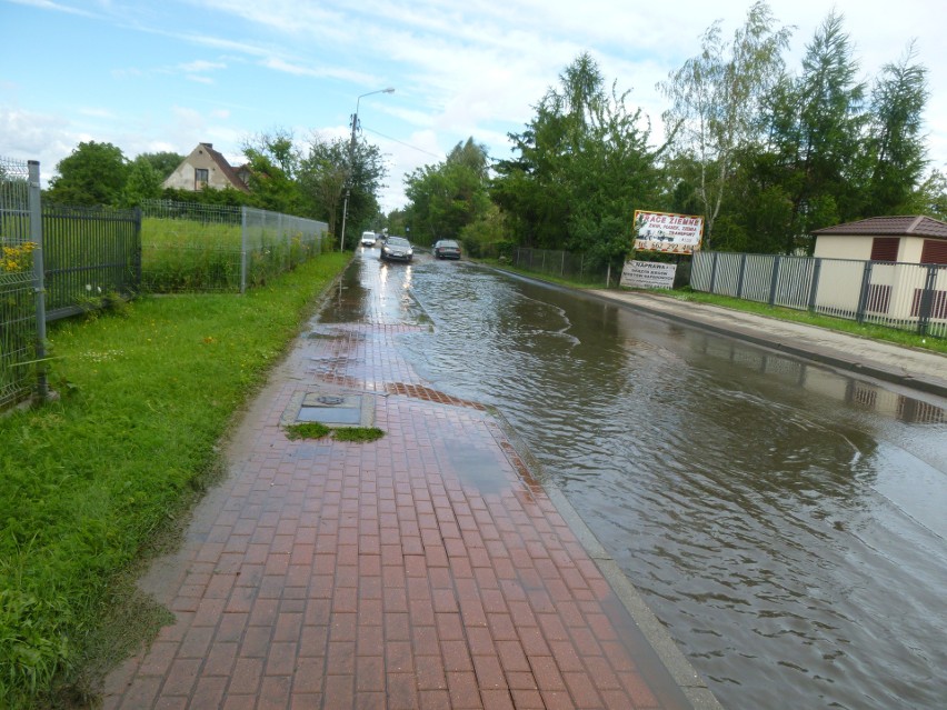 Ulica Dworcowa w Pruszczu Gdańskim zalana Radunią