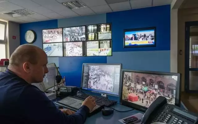 W ubiegłym roku operatorzy monitoringu Straży Miejskiej w Toruniu ujawnili 2 509 różnego rodzaju incydenty, które miały miejsce na terenie miasta.Nad bezpieczeństwem mieszkańców Torunia i turystów przy pomocy sieci kamer czuwa utworzony w roku 2016 Zespół ds. Monitoringu Wizyjnego Straży Miejskiej w Toruniu, który składa się z 15 operatorów. Pracownicy całodobowo obserwują obraz z 371 kamer. Wśród nich jest 90 kamer toruńskich spółdzielni mieszkaniowych MSM i Kopernik. Zobacz także: Osiedle w Porcie Drzewnym w Toruniu? Czym jeszcze zajęli się toruńscy radni? Relacja z sesji Rady Miasta Torunia Czytaj dalejNowosciTorun