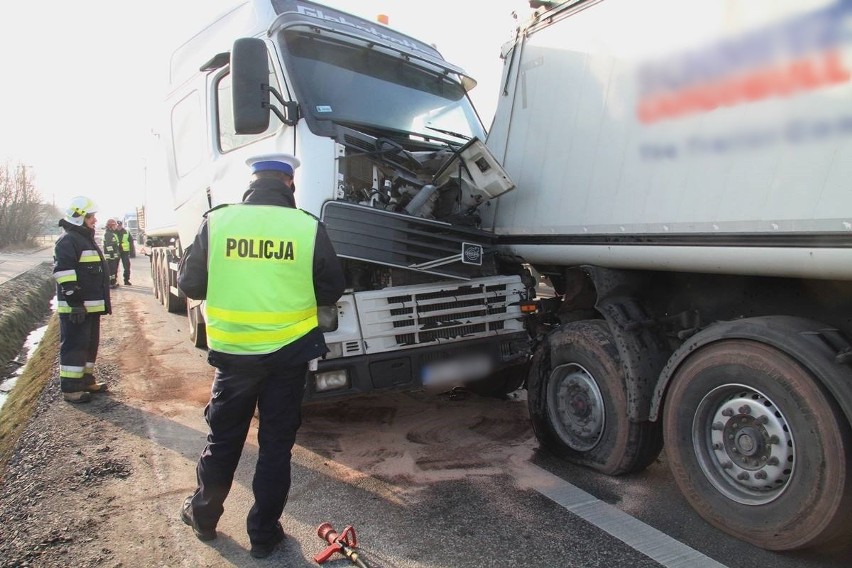 Poranne zderzenie ciężarówek w Kostomłotach Drugich koło Kielc. Kierowca ciężko ranny