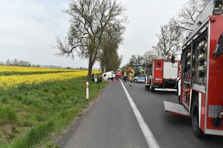 Leszno: Śmiertelny wypadek na drodze 309. Peugeot uderzył w tył ciągnika [ZDJĘCIA, FILM]