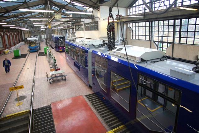 Nowe tramwaje wciąż stoją w zajezdniach. Nie wiadomo, kiedy zobaczymy je na torach