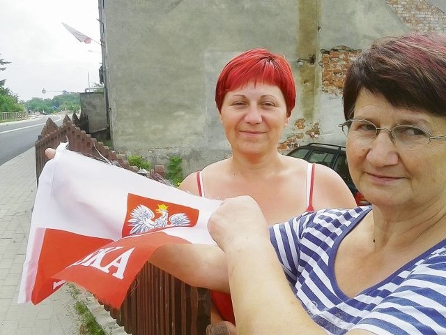 Angelika Stępień, sołtys Gęstowic, i Maria Stępień, radna, cieszą się, że ich wieś tak świątecznie wygląda, biało-czerwono. Bo przecież Euro to święto, i to też rodzinne. I sąsiedzkie.