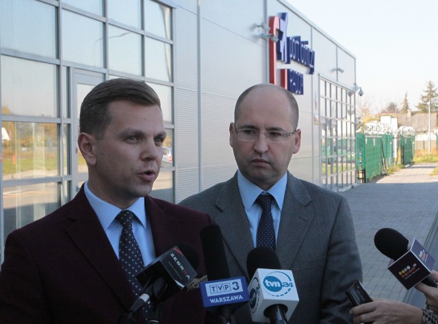 Adam Bielan (z prawej) oraz Jakub Kowalski zaapelowali do polityków Platformy, żeby nie obrażali radomian.