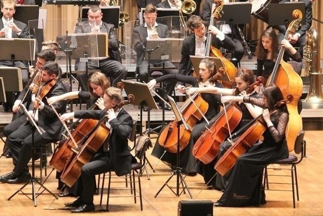 Operetka zacznie się w piątek 31 grudnia 2021 roku o godz. 19 sali koncertowej filharmonii.