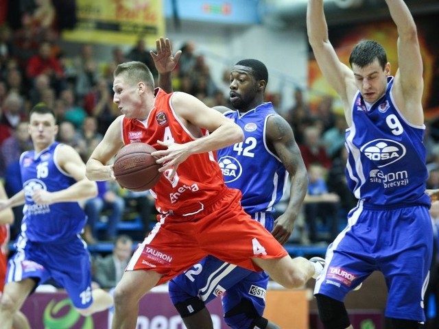 Koszykarze Czarnych (czerwone stroje, z piłką Tomasz Śnieg) są liderem rozgrywek po 4 kolejkach. 
