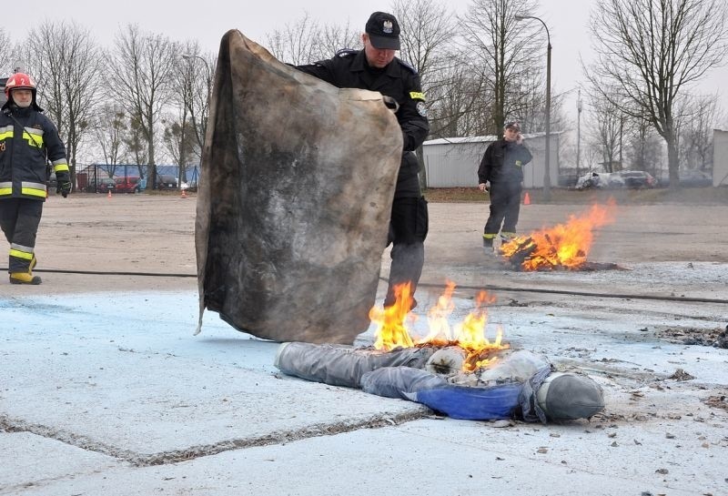 Straż Pożarna szkoliła prewencję. Policjanci walczyli z ogniem (zdjęcia)