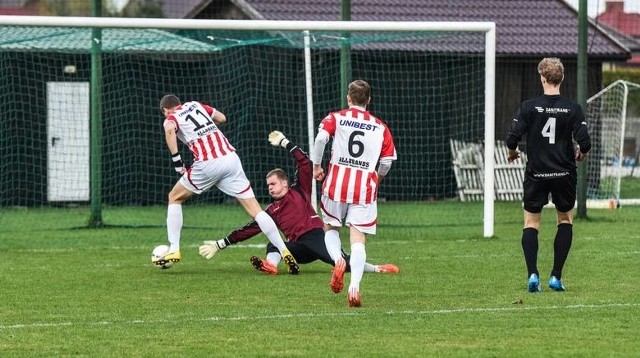 Piłkarze Polonii/Ostromecko Bydgoszcz (biało-czerwone stroje) już w najbliższy poniedziałek rozpoczną przygotowania do nowego sezonu ligowego.