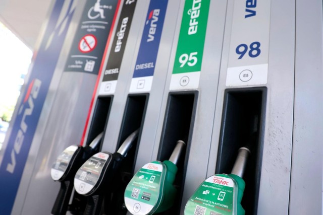 Pierwsze listopadowe notowanie detalicznych cen paliw zrealizowane przez e-petrol.pl pokazało wyraźne podwyżki kosztów tankowania.