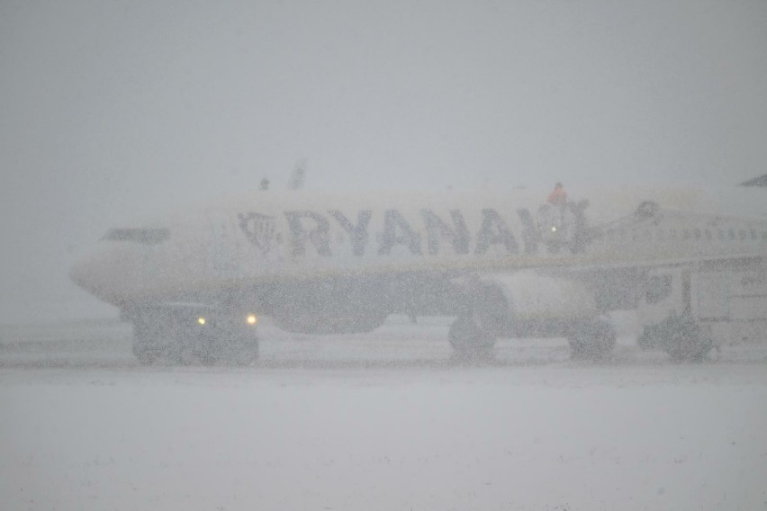 Pogoda nie rozpieszcza pasażerów gdańskiego lotniska....