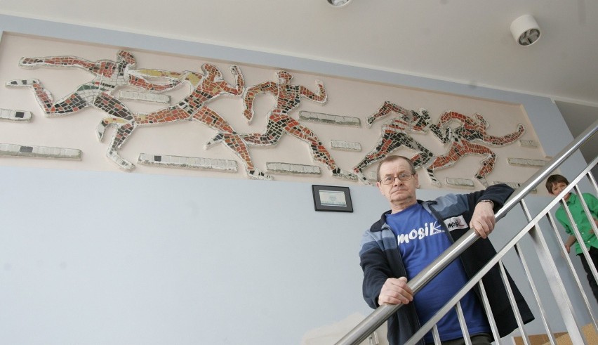 Mozaiki ze Stadionu Śląskiego ocalone. Są w hali sportowej w Radzionkowie [ZDJĘCIA]