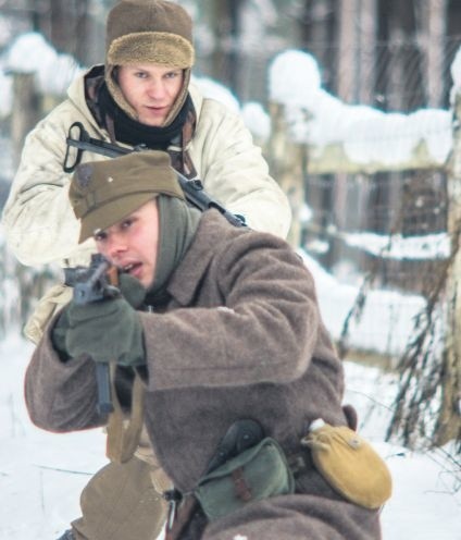 &#8211; Odtwórstwo historyczne to nie tylko przebieranie w mundury &#8211; twierdzą zgodnie Piotr Syldatk (z przodu) iPrzemysław Dominiak, kołobrzeżanie, członkowie GRH 2. pułku ułanów 1. Warszawskiej Brygady Kawalerii.