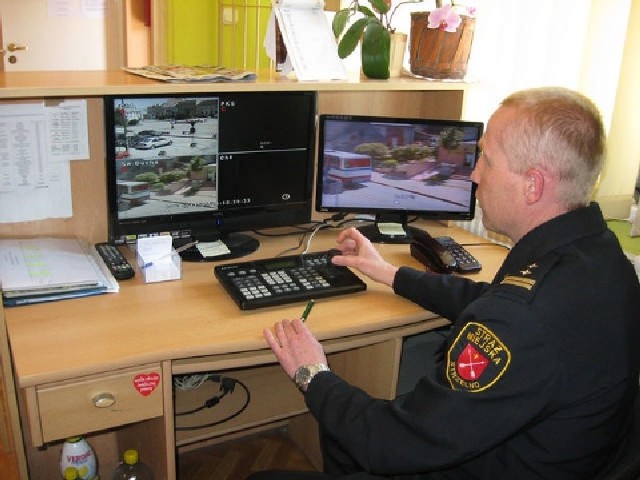 Komendant straży miejskiej Paweł Namieśnik prezentuje widok z kamer miejskich