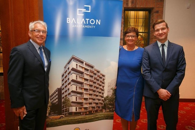 W Hotelu „Słoneczny Młyn” odbyła się premiera luksusowego budynku „Apartamenty Balaton”, który powstaje nad brzegiem bydgoskiego Balatonu na Bartodziejach. Arkada Invest zorganizowała ten event dla klientów zainteresowanych nowym projektem. Na bankiecie można było się zapoznać z wizualizacjami budynku i planami apartamentów przedstawionymi przez warszawskie Biuro projektowe „BD Architekci”. Fajna imprezka, albowiem nie często się zdarza taki rodzaj promocji developerskiej, przynajmniej w naszym mieście.