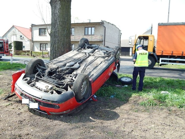 W poniedziałek na drodze wojewódzkiej nr 266 w Świątnikach (powiat radziejowski) doszło do wypadku. Około godz. 10.40 31-letni mieszkaniec powiatu radziejowskiego jechał osobowym audi w kierunku Piotrkowa Kujawskiego. W tym samym kierunku jechał 40-letni torunianin, kierowca ciężarowego mana. - Z nieustalonych na chwilę obecną przyczyn, podczas manewru wyprzedzania ciężarowego mana, audi zjechało z drogi na pobocze i uderzył w drzewo. Samochód po zderzeniu przewrócił się na dach. Mężczyznę z obrażeniami ciała przewieziono śmigłowcem pogotowia ratunkowego do szpitala - informuje asp. szt. Marcin Krasucki, oficer prasowy KPP Radziejów. Kierowcy byli trzeźwi. Policjanci wyjaśniają szczegóły zdarzenia. Info z Polski - przegląd najważniejszych oraz najciekawszych informacji z kraju  19.04.2018