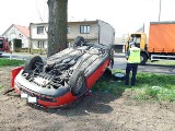 Pod Radziejowem auto uderzyło w drzewo, a potem dachowało [zdjęcia] 