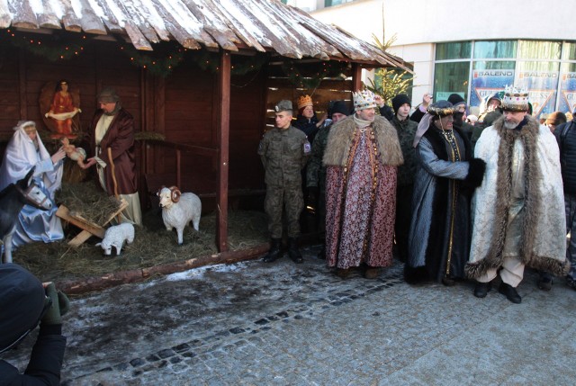 Szopka staje na radomskim deptaku w pobliżu galerii Rosa. Jest jednym z elementów radomskiego Orszaku Trzech Króli.