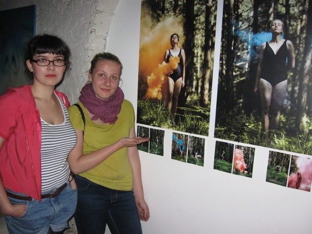 Izabela Kozłowska i Marta Wolna, studentki Instytutu Sztuki UO, na tegorocznym "Schronie" zaprezentowały fotografie pt. "Dwuelementowy mikrokosmos".