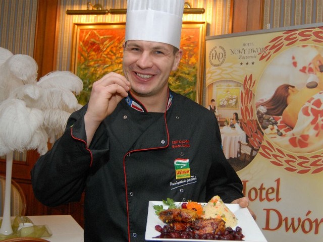 Perliczka w sosie wiśniowo-żurawinowym w wykonaniu Roberta Sutyły, szefa kuchni w restauracji Hotelu Nowy Dwór w Zaczerniu.