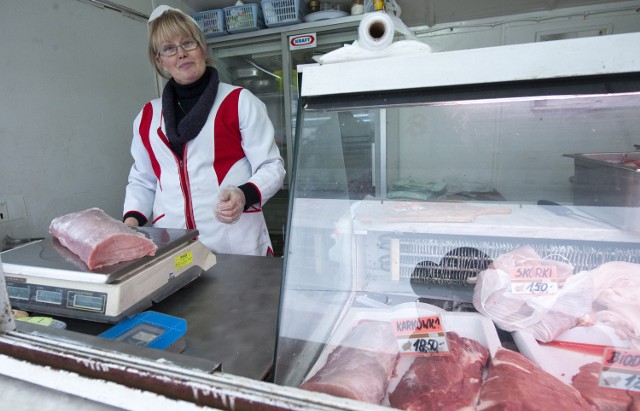 Targowisko w Koszalinie. Jakie ceny mięsa?Klienci doceniają jakość mięsa, bo choć jest taka duża konkurencja, to na każdym targu przyjmowane są zamówienia na karkówki i schaby.