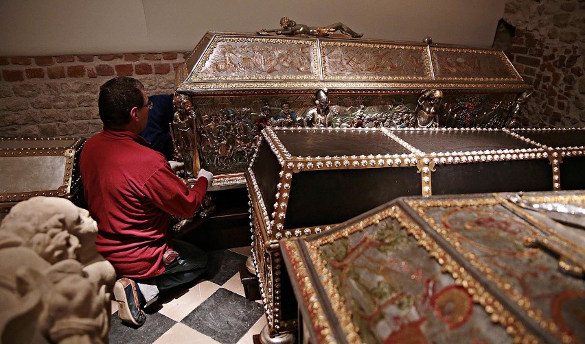 Kraków. Niezwykłe sarkofagi powróciły do podziemi katedry na Wawelu. Turyści będą je mogli oglądać od środy 19 grudnia