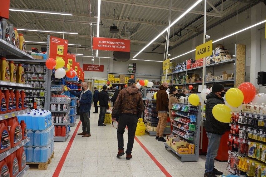 Supermarket budowlany Bricomarché w Ostrowcu już otwarty. Są promocje i mnóstwo klientów (ZDJĘCIA)