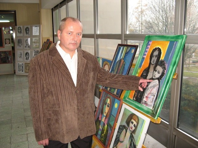Waldemar Rękawik, mieszkaniec Domu Pomocy Społecznej w Łagiewnikach w gminie Chmielnik tłumaczy, że jego obrazy ukazują wariacje na temat ludzkiej twarzy.