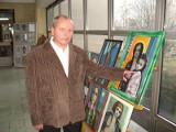 W holu Starostwa Powiatowego w Kielcach otwarto wystawę Waldemara Rękawika
