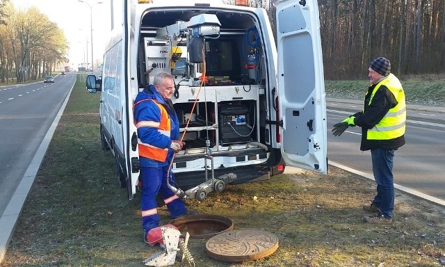 Inspekcja TV kanału sanitarnego w ulicy Ciołkowskiego przy użyciu nowo zakupionego pojazdu