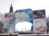 Zniszczona tablica z planem miasta w Krośnie Odrz.