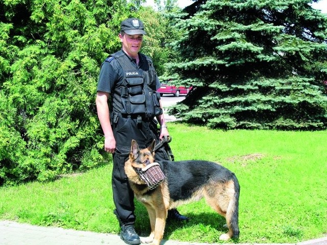 Basior &#8211; najlepszy policyjny pies w województwie. Na zdjęciu z przewodnikiem &#8211; mł. asp. Arturem Łaskowskim.
