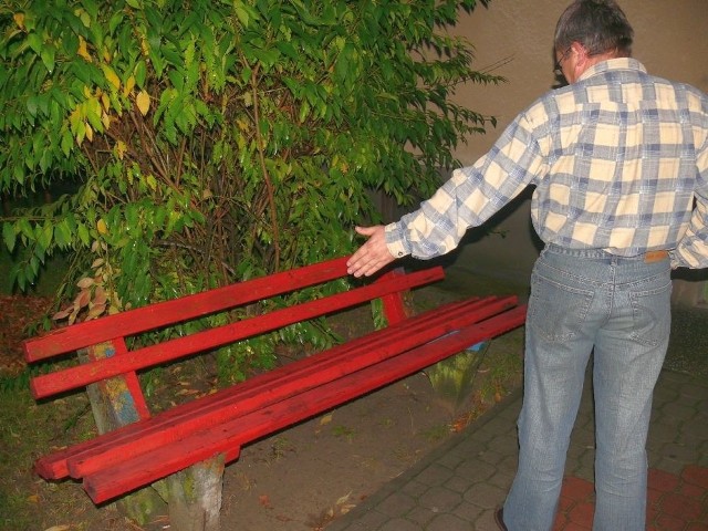 Na tej ławce przy ulicy Czarnieckiego leżał półprzytomny dziewiętnastolatek. Zdjęcie z października, jest na nim mężczyzna, który wezwał policję do nieprzytomnego chłopaka.