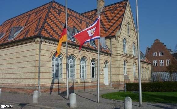 Flaga Niemiec i Kappeln opuszczone do połowy masztu.