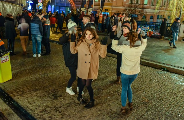 W ubiegłym roku zabawa sylwestrowa odbyła się na ul. Mostowej, w tym roku wraca na Stary Rynek