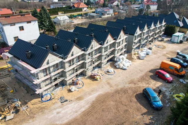 Przy ulicy Kędzierskiego stoi już 10 domów jednorodzinnych, trwają prace wykończeniowe i instalatorskie.