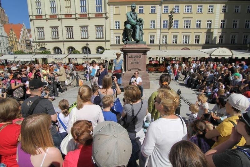 Czytali utwory Fredry na wrocławskim Rynku (ZDJĘCIA, FILMY)