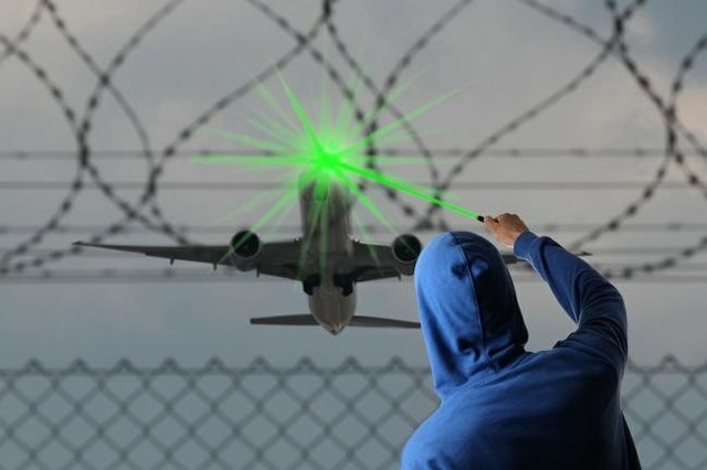 Oślepienie pilota przez wiązkę lasera, na przykład ze wskaźnika laserowego, może nawet spowodować katastrofę