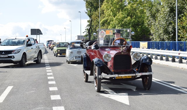 Krzeszowice. Nad torami kolejowymi w sąsiedztwie dworca powstał wiadukt