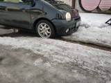 Ulica w centrum Kielc nadal pod śniegiem. Mieszkańcy uszkadzają samochody. Od 30 lat są dziury. Zobaczcie zdjęcia