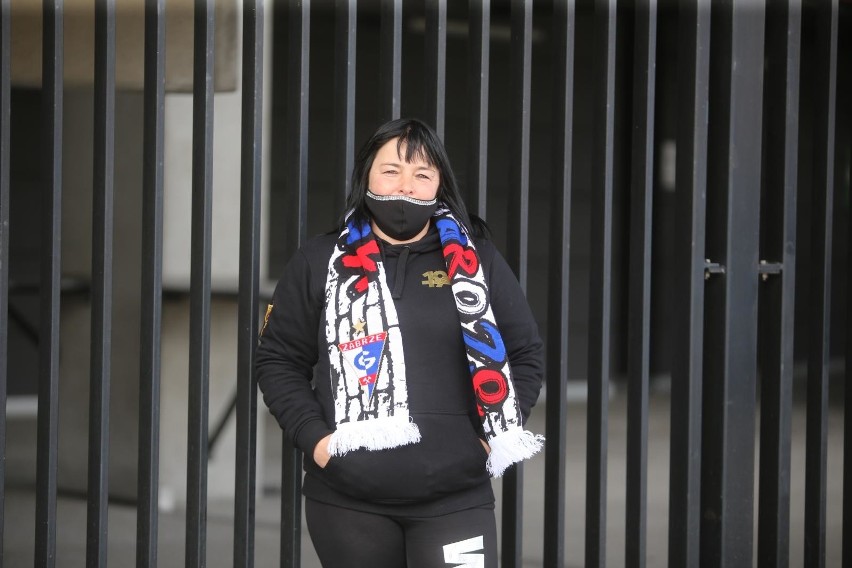 Kibice Górnika Zabrze pod stadionem na Roosevelta w trakcie...