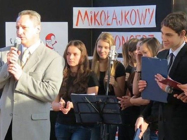 Grzegorz Kokoszka, dyrektor tarnobrzeskiej "dwójki&#8221; gratulował uczniom wielu inicjatyw charytatywnych.