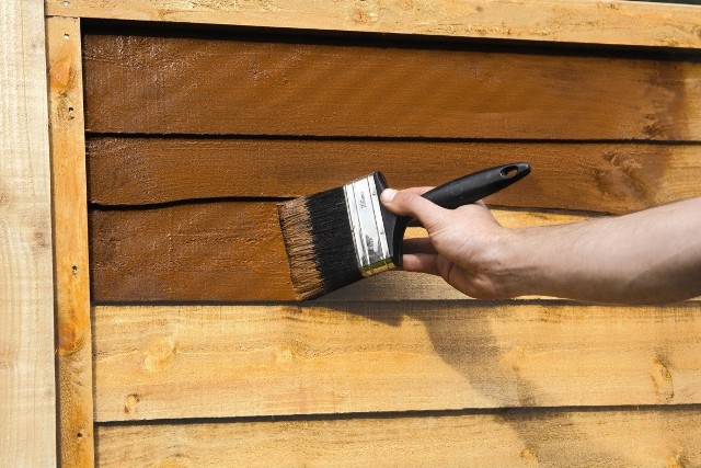 Malowanie drewna w ogrodzieWybierając impregnat musimy przede wszystkim zwrócić uwagę na sposób wykończenia drewna. Większość sprzedawanych elementów ogrodowych jest wykonana z drewna nieoszlifowanego, które ma odkryte otwory (kapilary). Drewno chłonie nimi wodę. Właściwy środek musi mieć cząsteczki o odpowiednio dużej wielkości, aby dokładnie wypełniły kapilary, zabezpieczając drewno przed wchłanianiem nadmiaru wilgoci. Preparaty do chropowatego drewna ogrodowego najczęściej nie nadają się do stosowania na powierzchnie oszlifowane, które mają dużo mniejsze pory. Środek nie wchłonie się wtedy dobrze w deskę, a to obniży znacznie jakość zabezpieczenia. Drewno może zszarzeć i popękać.