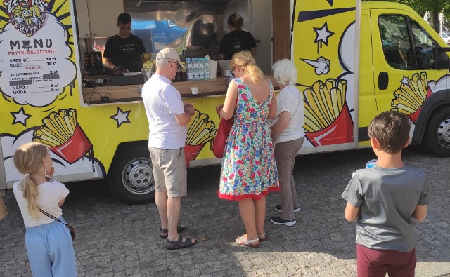 Mieszkańcy Białobrzegów chętnie kosztowali specjałów z food trucków.