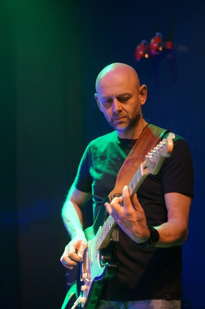 Na gitarze rytmicznej zagrał Sławomir Żarniewski.