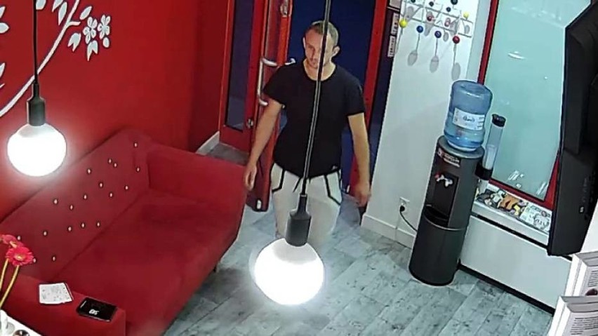 Okradł salon kosmetyczny w Gdańsku. Rozpoznajesz go? [WIDEO,ZDJĘCIA]